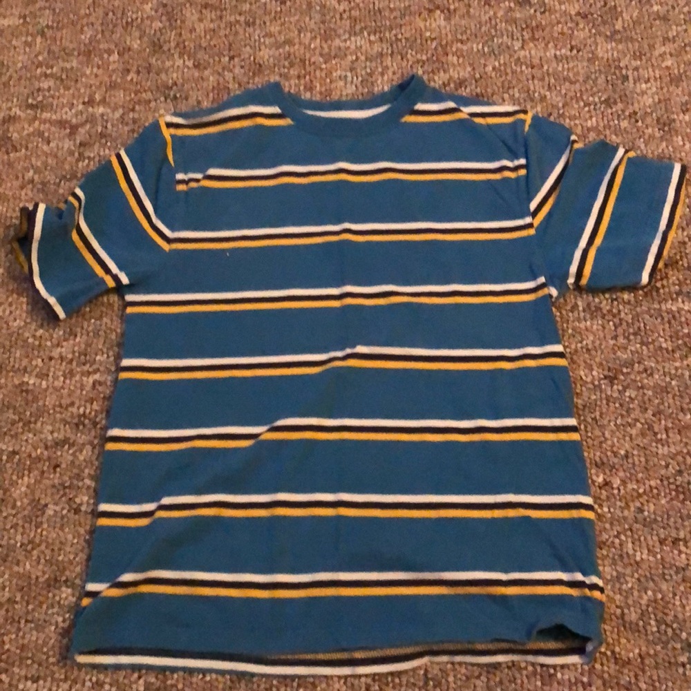 Striped short shirt sleeve.